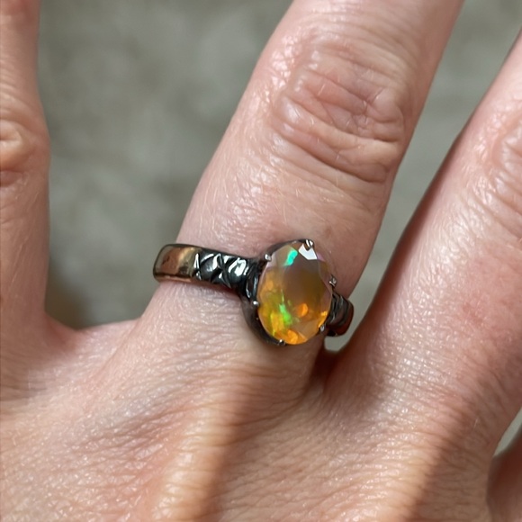 Faceted Ethiopian welo opal ring - Picture 5 of 6